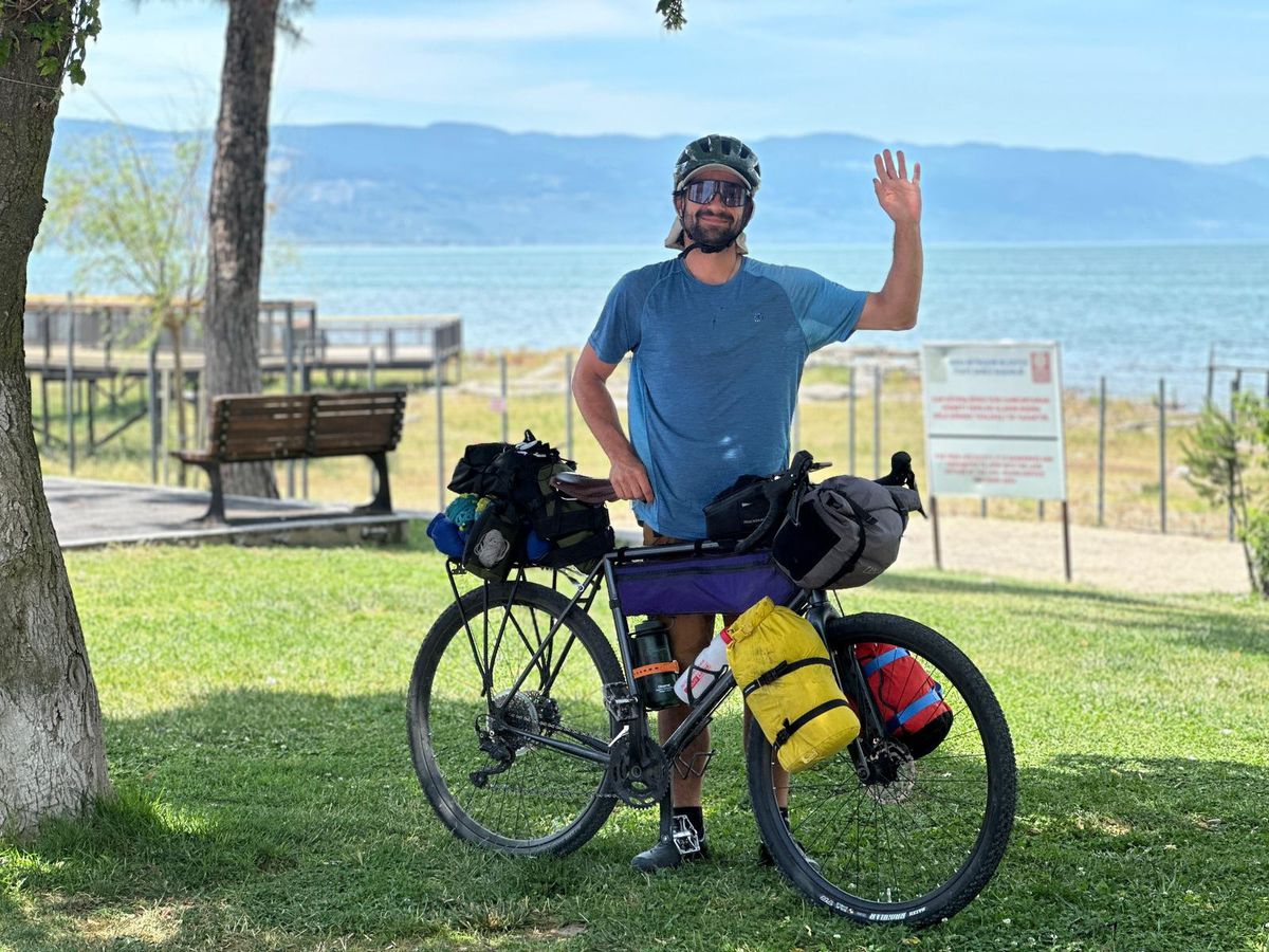 Dağda bacakları kırılan Yeni Zelandalı kayak devriyesi, tedavi sonrası bisikletle Özbekistan'a kadar pedal basıyor