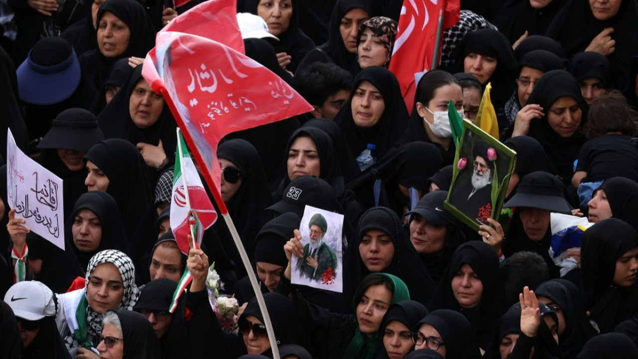 Tahran'da tarihi veda: Milyonlarca İranlı liderlerine son görevleri yapmak için sokaklarda