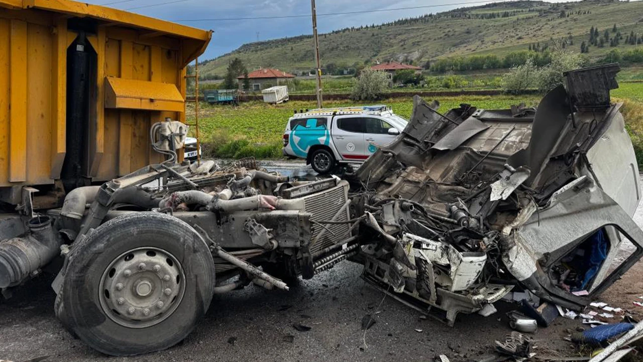 Kayseri'de hafriyat kamyonu ile lokomotif çarpıştı: 2 yaralı
