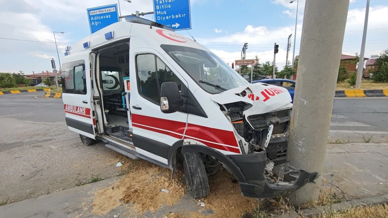 Bitlis'te ambulans ile otomobil çarpıştı! Kazada 10 kişi yaralandı