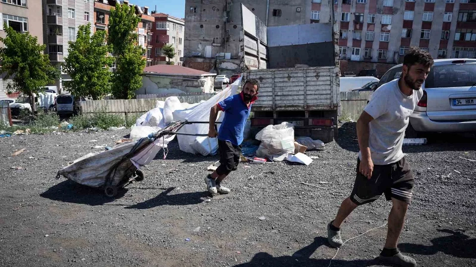 İstanbul'da depozito sistemi: Pet şişede 1 TL devri dengeleri bozdu! Kağıt toplayıcıları yeni kazanç kapısı arıyor
