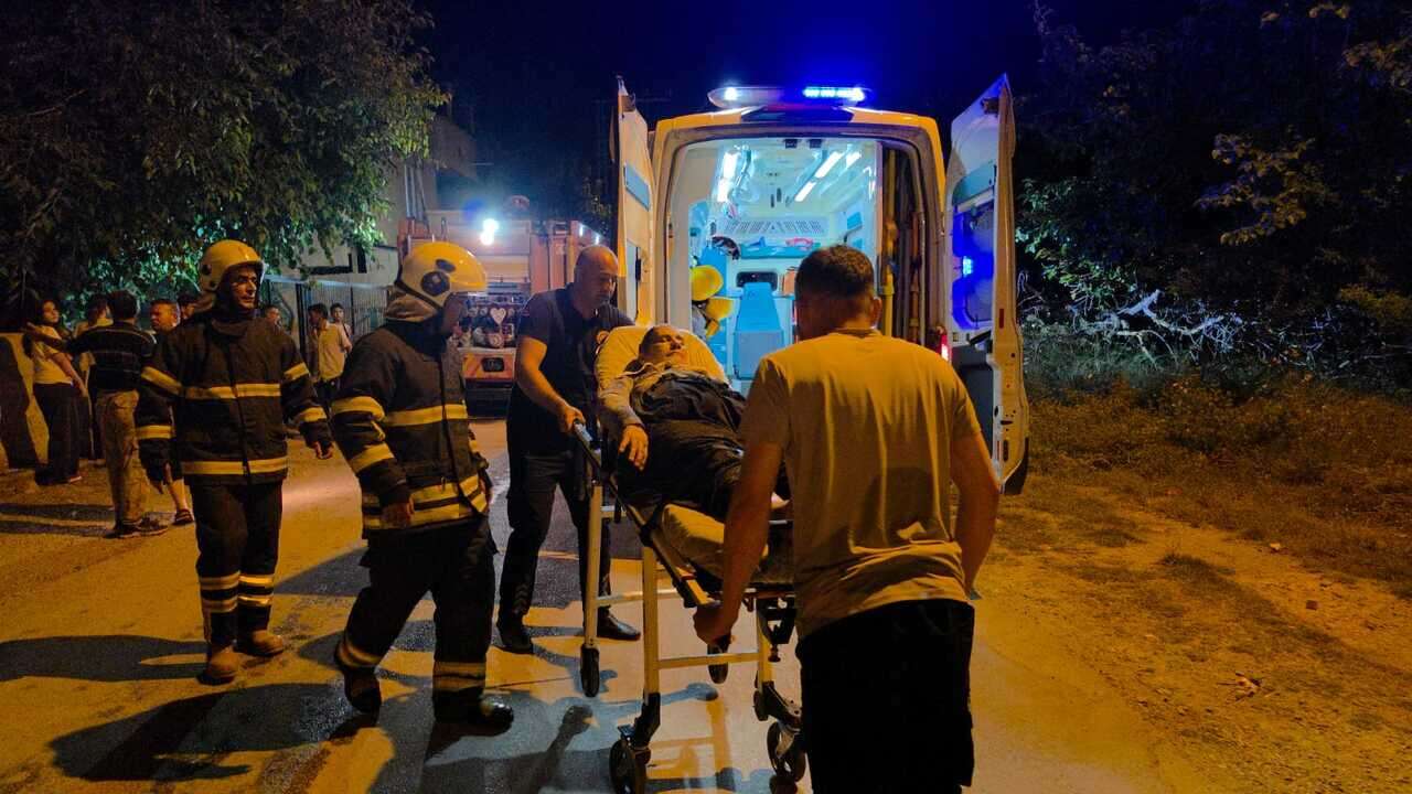 Adana'da ev yangını: Dumandan etkilenen yaşlı adamı komşuları kurtardı