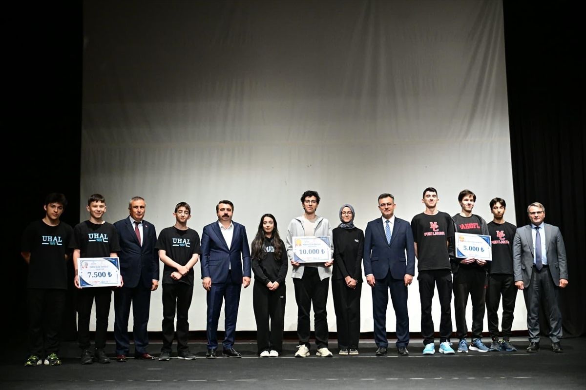 Bursa'da Liselerarası Veri Olimpiyatı'nı Merkez Anadolu İmam Hatip Lisesi kazandı
