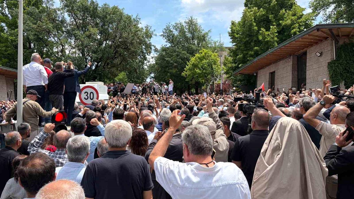 Özgür Özel TBMM önündeki kalabalığa seslendi