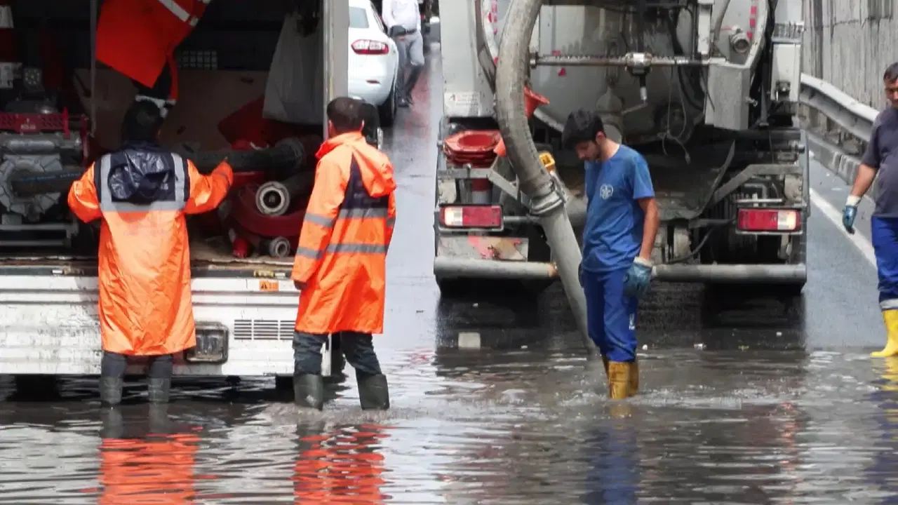 Güngören’de alt geçidi su bastı: Araç kuyruğu oluştu