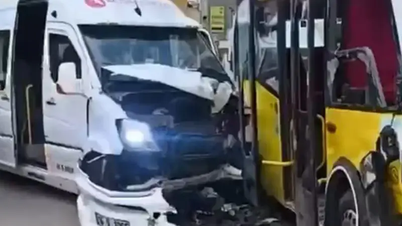 Bursa’da servis minibüsüyle özel halk otobüsü çarpıştı; 5 yaralı