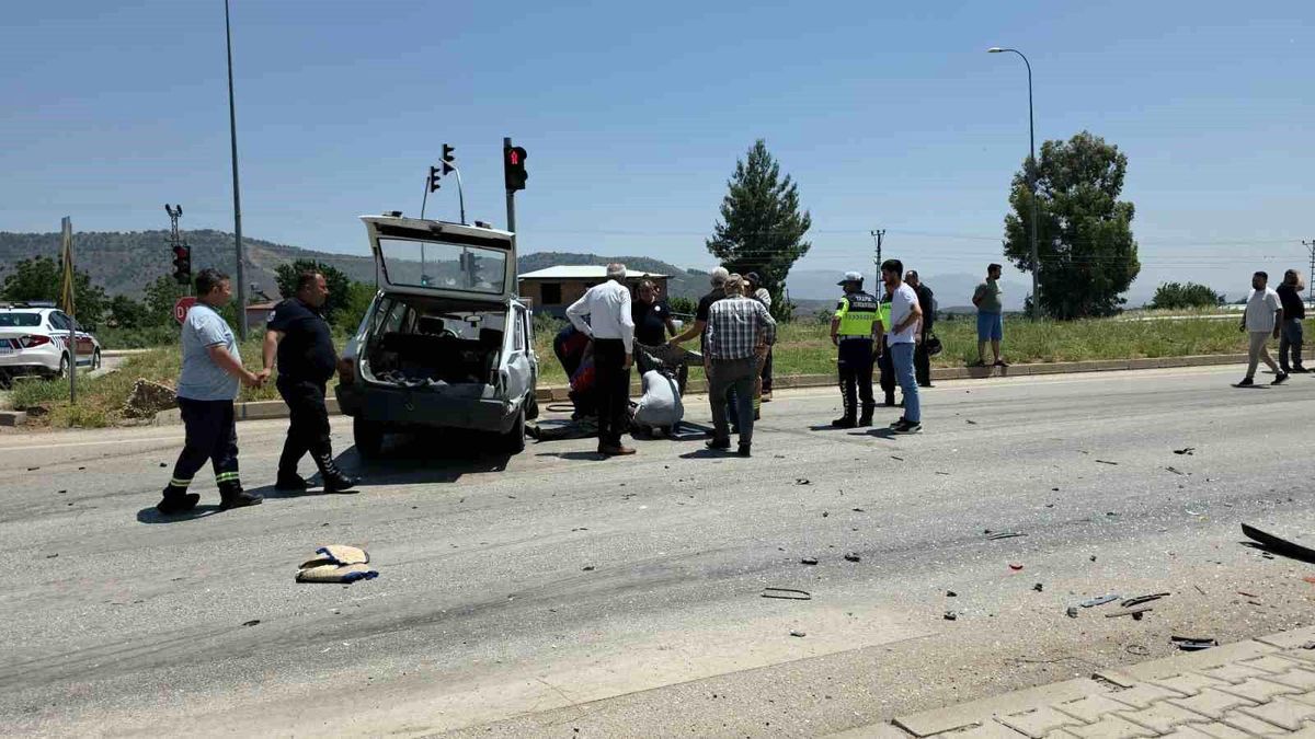 Hatay'da seyir halindeki iki otomobil çarpıştı: 1'i ağır 2 yaralı