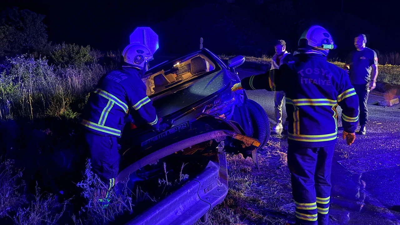 Kastamonu’nda otomobil refüje çarptı: 2 kişi yaralandı