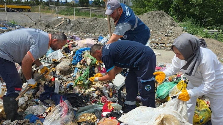 Altın dolu çantayı yol kenarına bırakıp gitti, döndüğünde hayatının şokunu yaşadı!