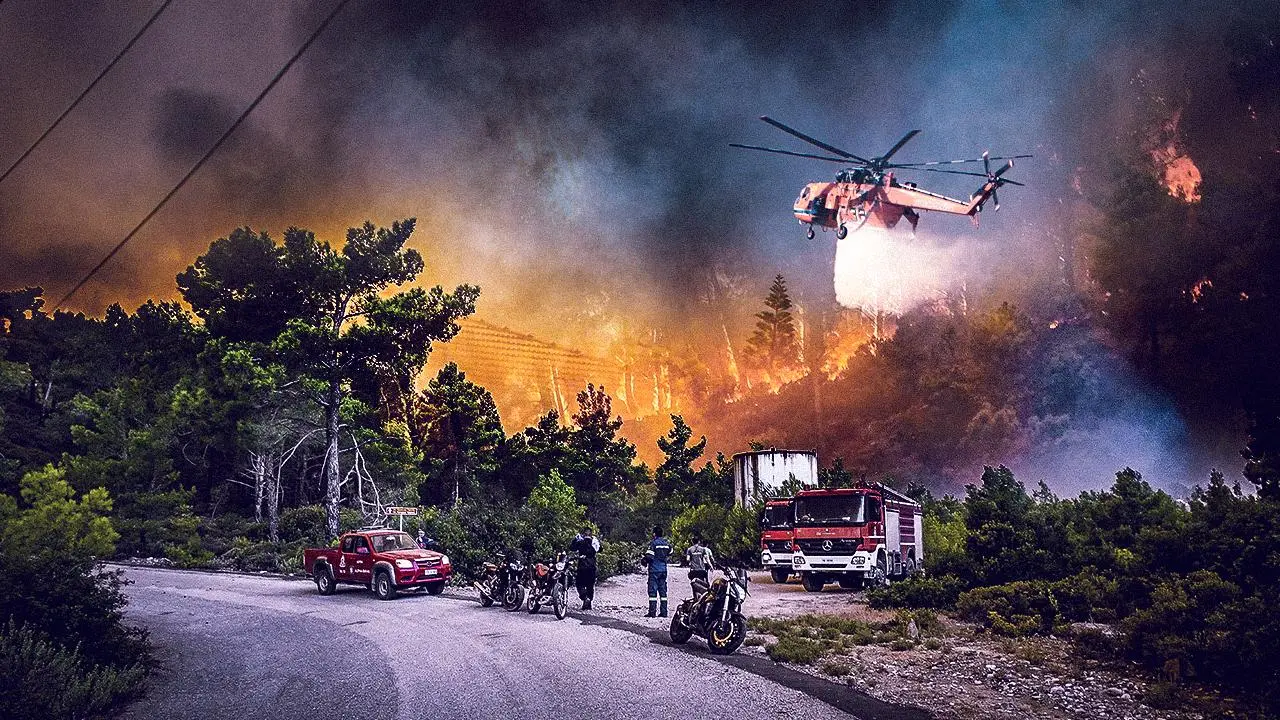 Rodos'ta yangın paniği: Hava ve kara ekipleri devrede