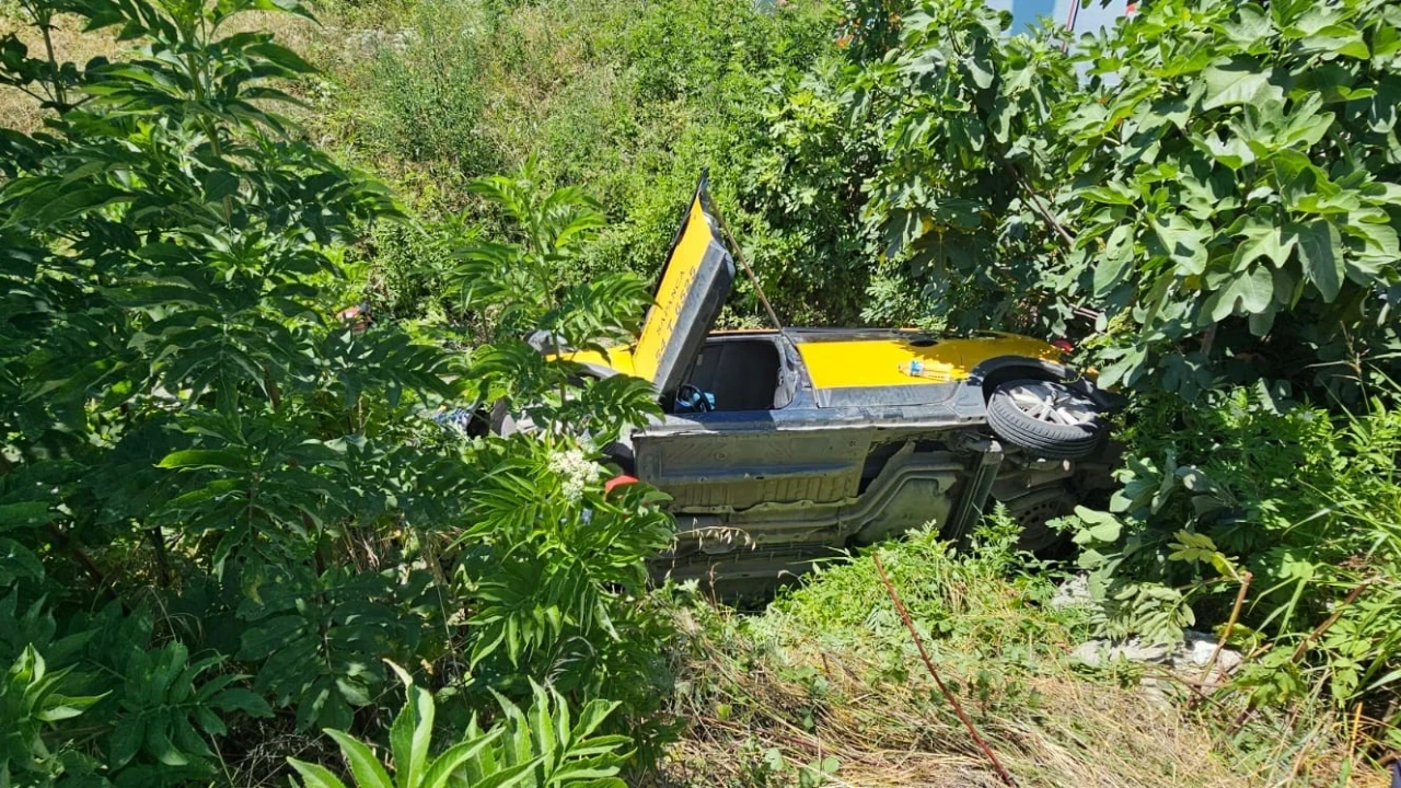 Otomobile çarpan taksi dereye uçtu