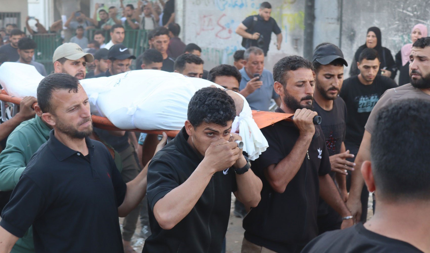 İsrail, Gazze’de yerinden edilen sivilleri vurdu: 6 ölü, 15 yaralı