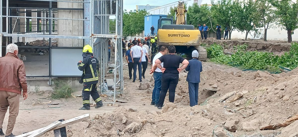 Bahçe duvarının altında kalan kepçe operatörü hayatını kaybetti