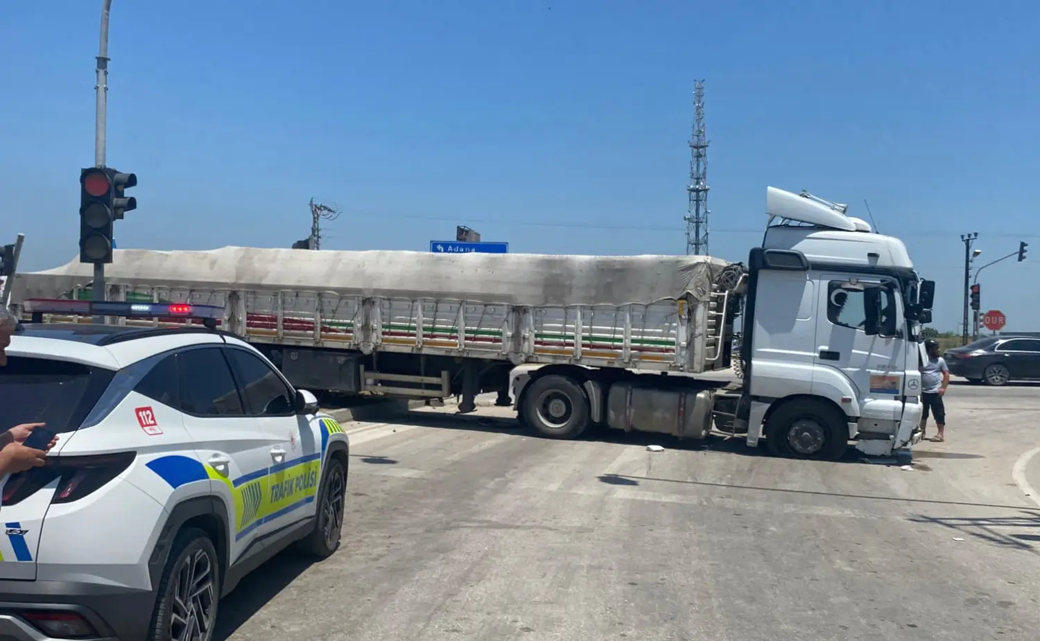 Adana'da tırın iki otomobile çarpması sonucu 5 kişi yaralandı