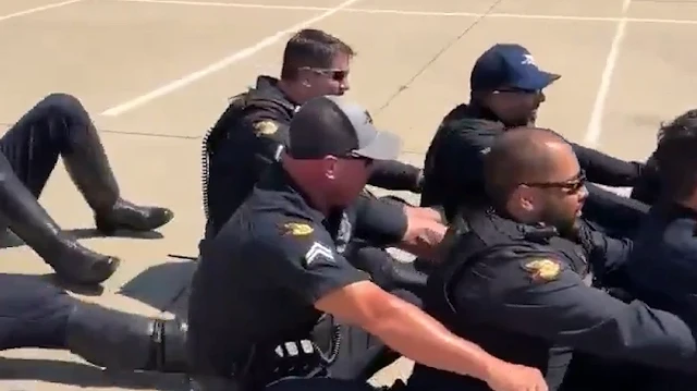 ABD'nin Dünya Kupası'ndaki çifte standardı tartışma konusu oldu: Dallas polisi Norveçli futbolculara apronda "Viking" koreografisi yaptı
