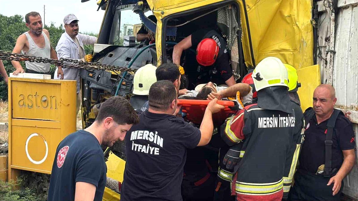 Mersin'de tırlar kafa kafaya çarpıştı: 1 ölü, 2 yaralı
