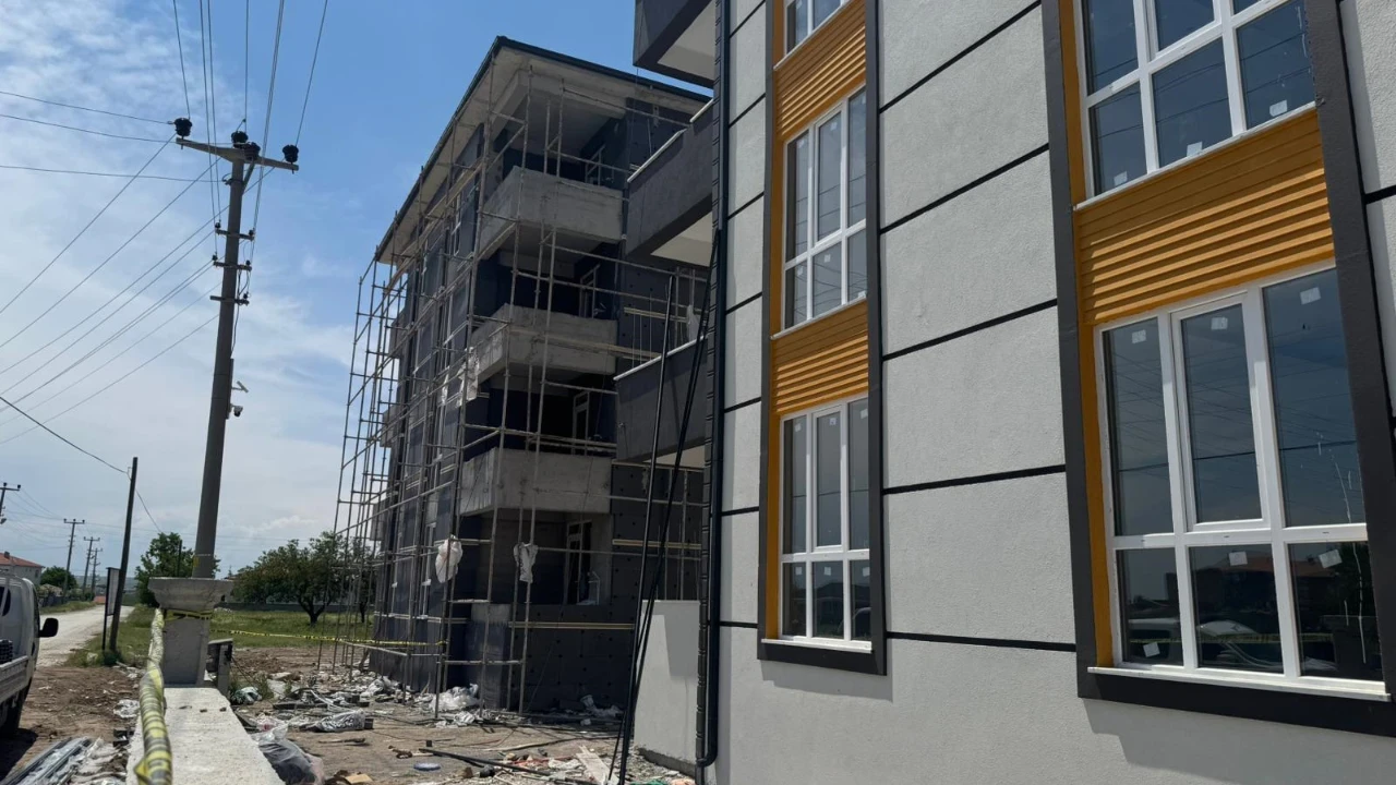 Elektrik çarptıi 4. kattan düştü