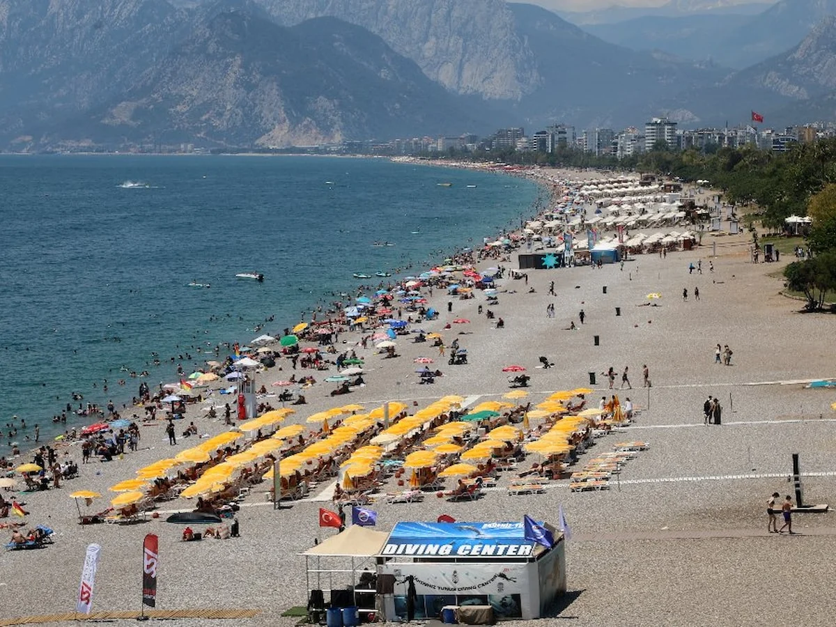 Antalya’da sıcak hava bunalttı, sahiller doldu taştı
