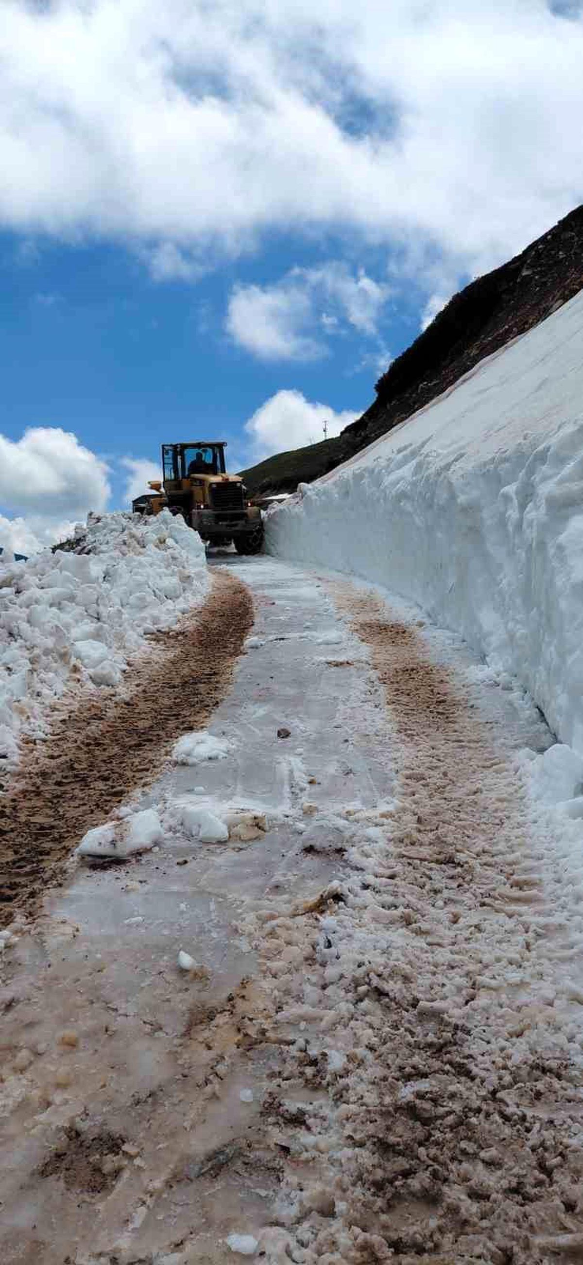 Rize'de Haziran ayında kar ve çığ temizleme çalışması