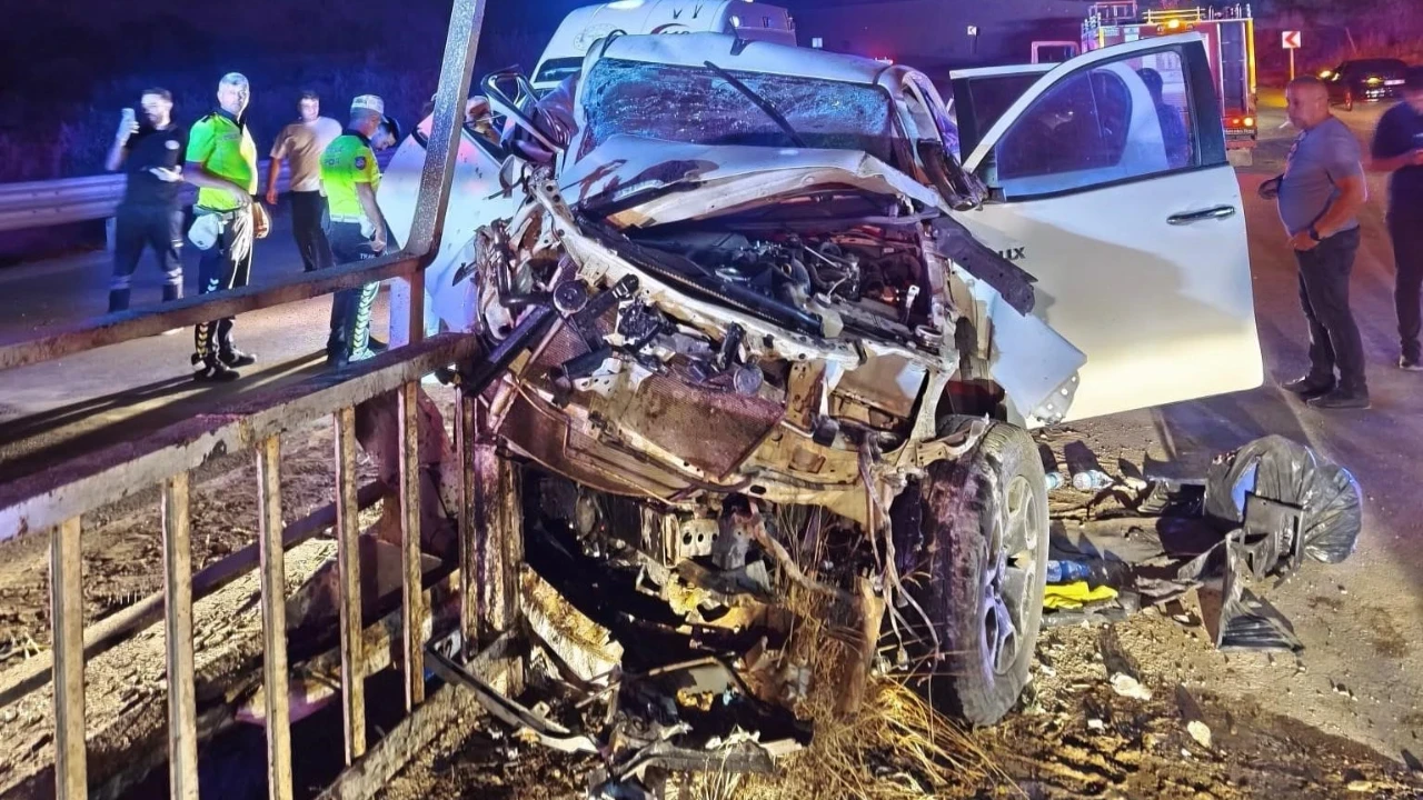 Siirt’te pikap bariyerlere ok gibi saplandı: 2 yaralı
