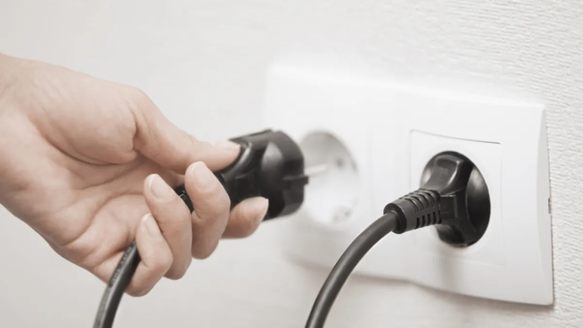 Elektronik eşyaları adeta zaman ayarlı bombaya çeviriyor