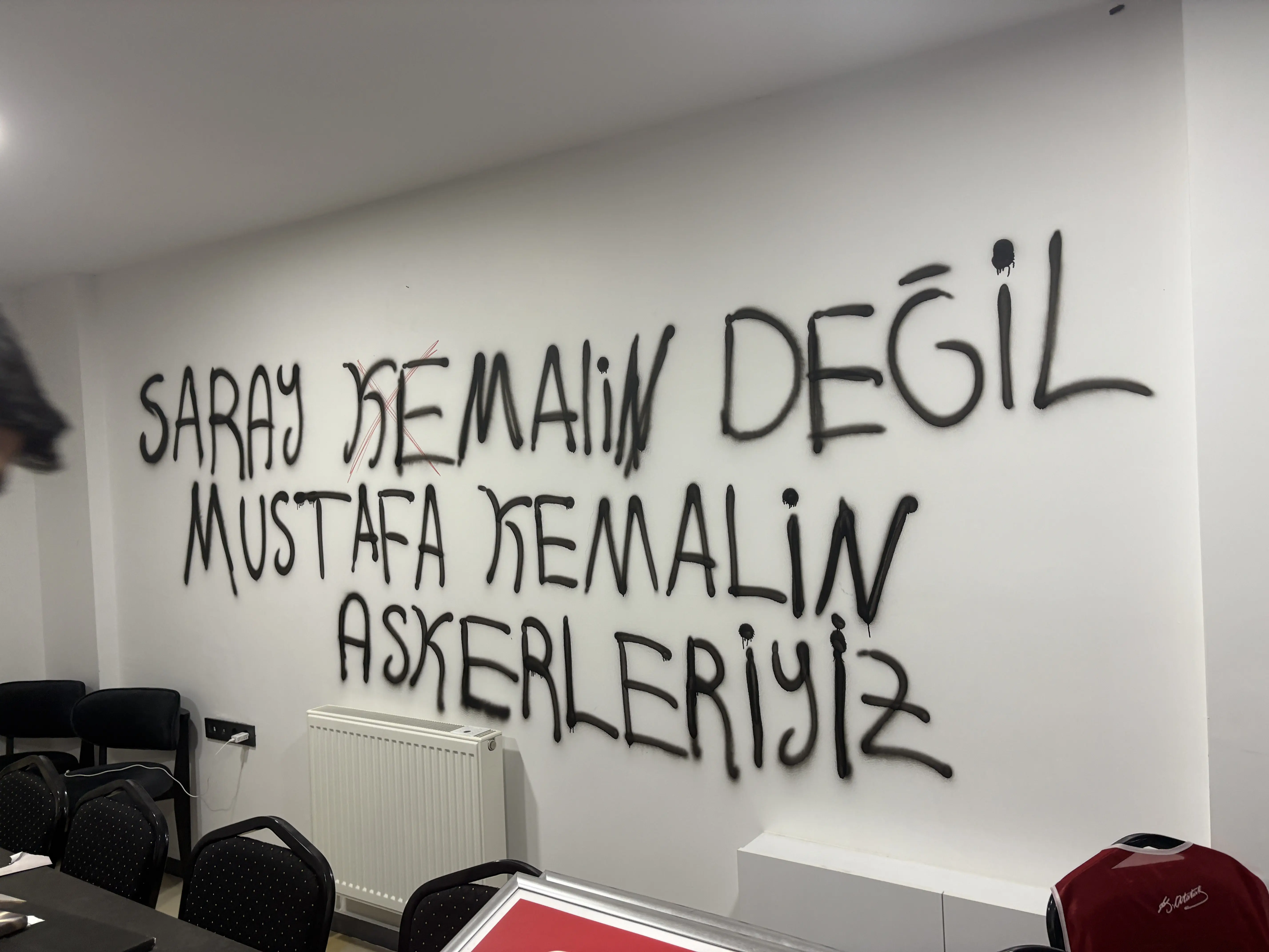 CHP görev değişikliği krizi: Kılıçdaroğlu öfkesi duvarlara yazıldı