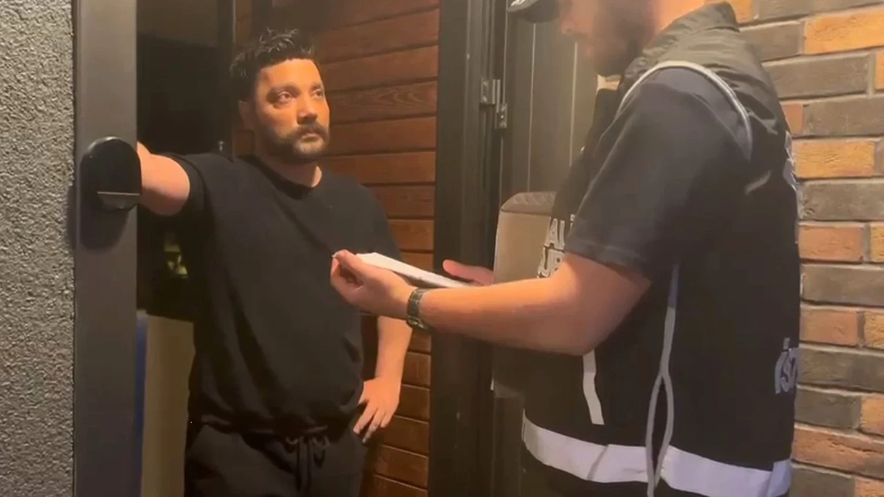 Polis Kapısına dayandı, Kararı Böyle Okudu: Oğuzhan Uğur'un Gözaltına Alınma Anı Kamerada