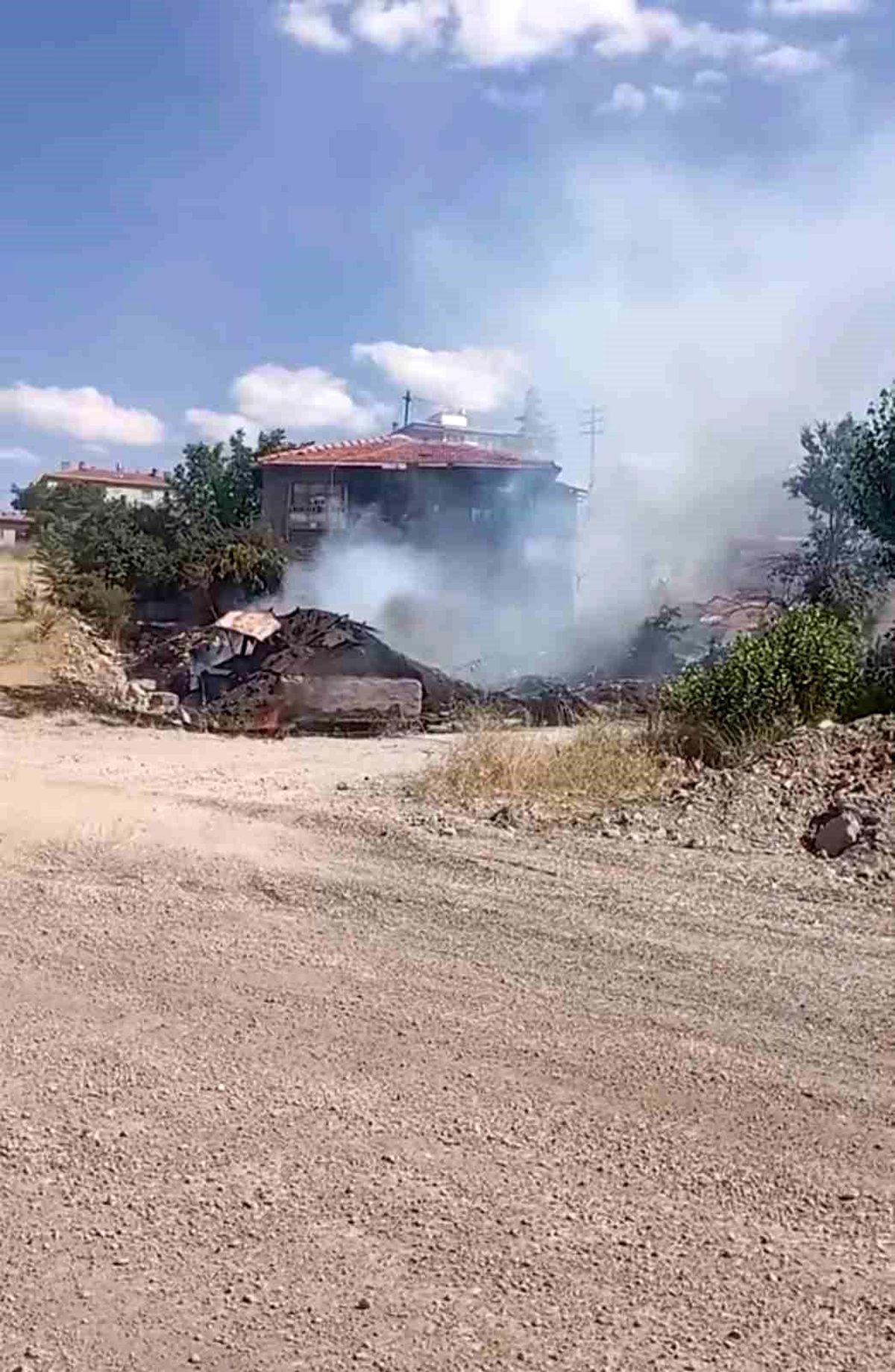 Ankara'da otları temizlemek için yakılan ateş eve sıçradı