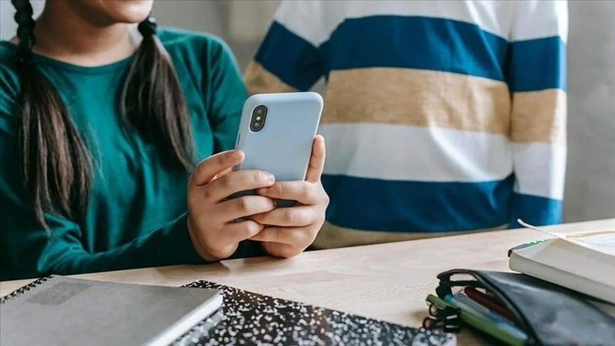 Pornografi yaşı 13'e inen İngiliz alarm verdi! Google ve Apple'a 3 ay mühlet: Çocuklar için telefon ve...