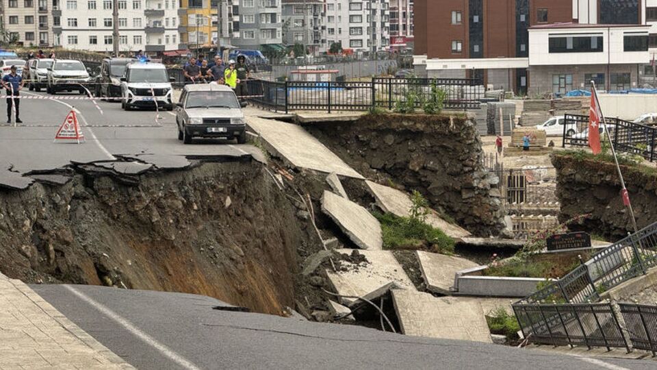 Yol çöktü, o anlar kamerada!