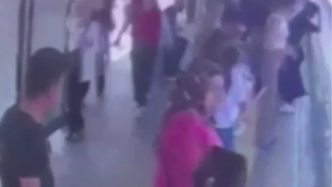 Metrobüste "yan baktın" kavgası nişanlı genci ayırdı: Olay anı kamerada
