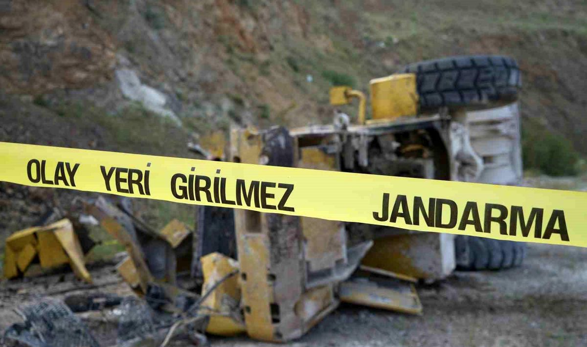 İş makinesi 20 metrelik uçurumdan yuvarlandı: Operatör ağır yaralı