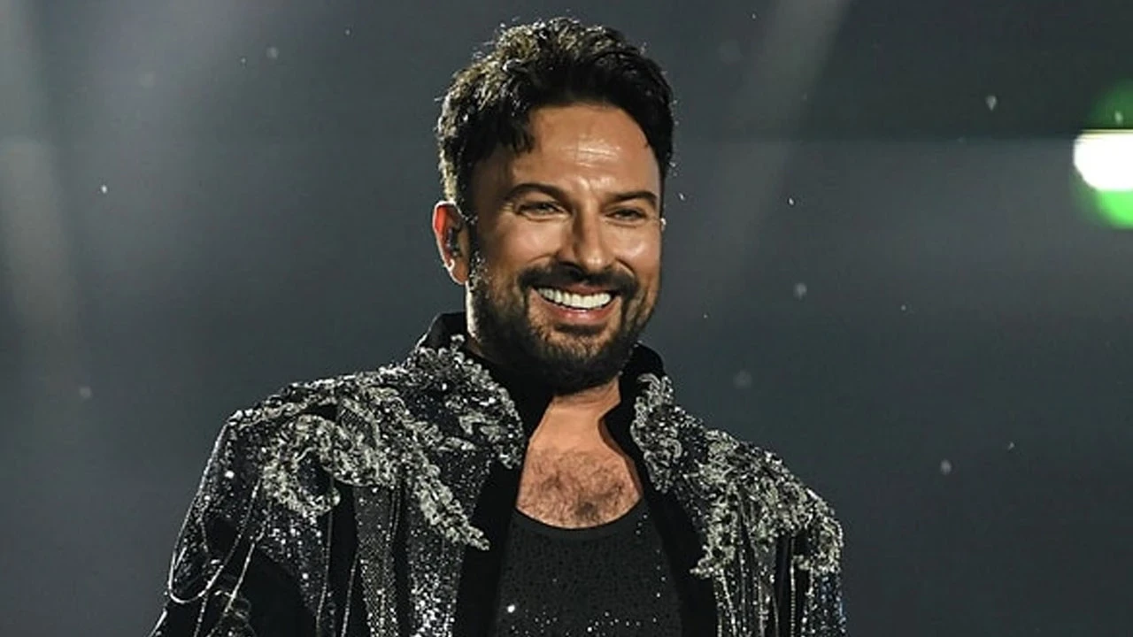 Megastar Tarkan'dan Ankara'da unutulmaz konser: "Yağmura rağmen bu gece eğleneceğiz"
