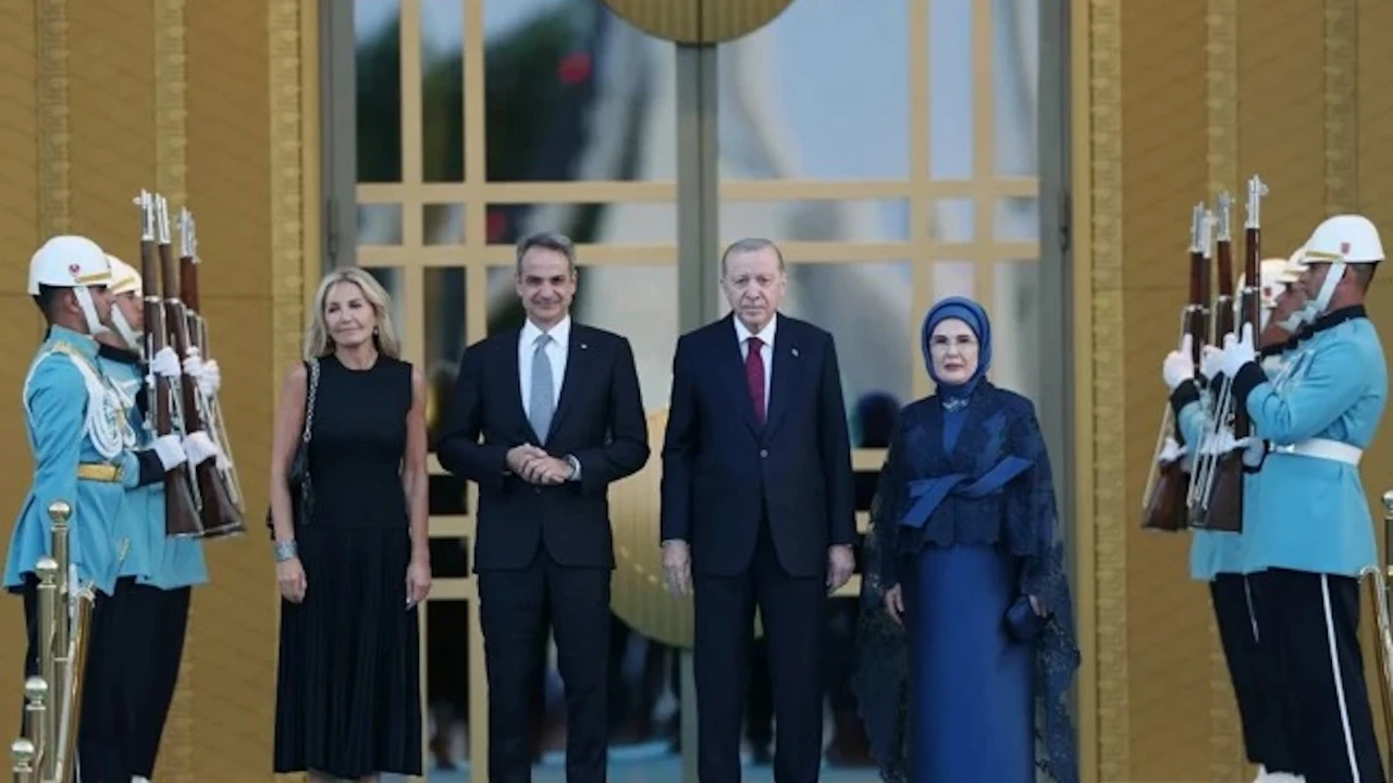 NATO Zirvesi'nde gündem olan görüntü: Miçotakis gelirken Ceddin Deden çaldı