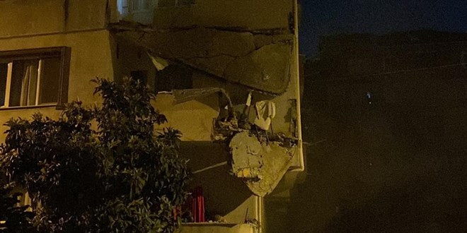 İstanbul'da 5 katlı binanın balkonunda çökme