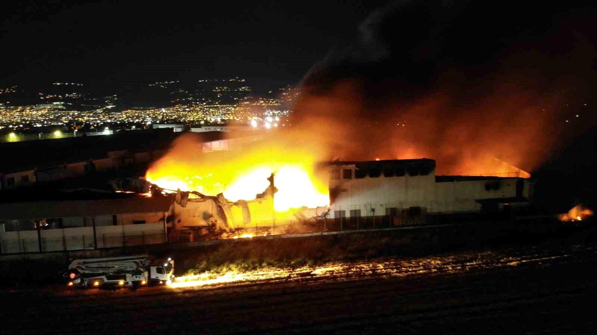 Kahramanmaraş'taki fabrika yangını dron ile görüntülendi