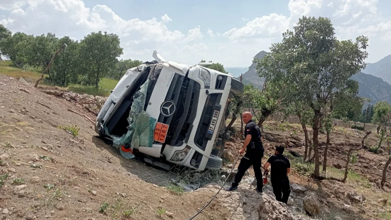 Şırnak'ta su tankeri devrildi: Sürücü ağır yaralandı