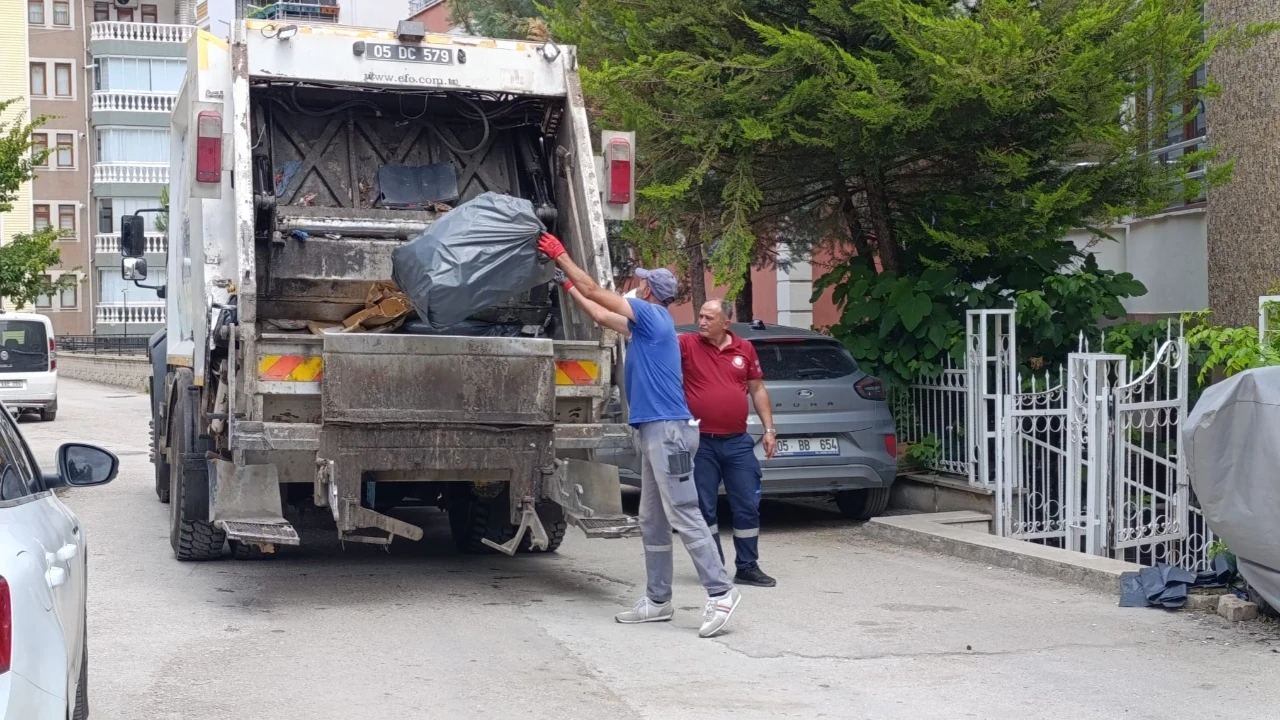 Kötü kokunun geldiği evden tonlarca çöp çıktı