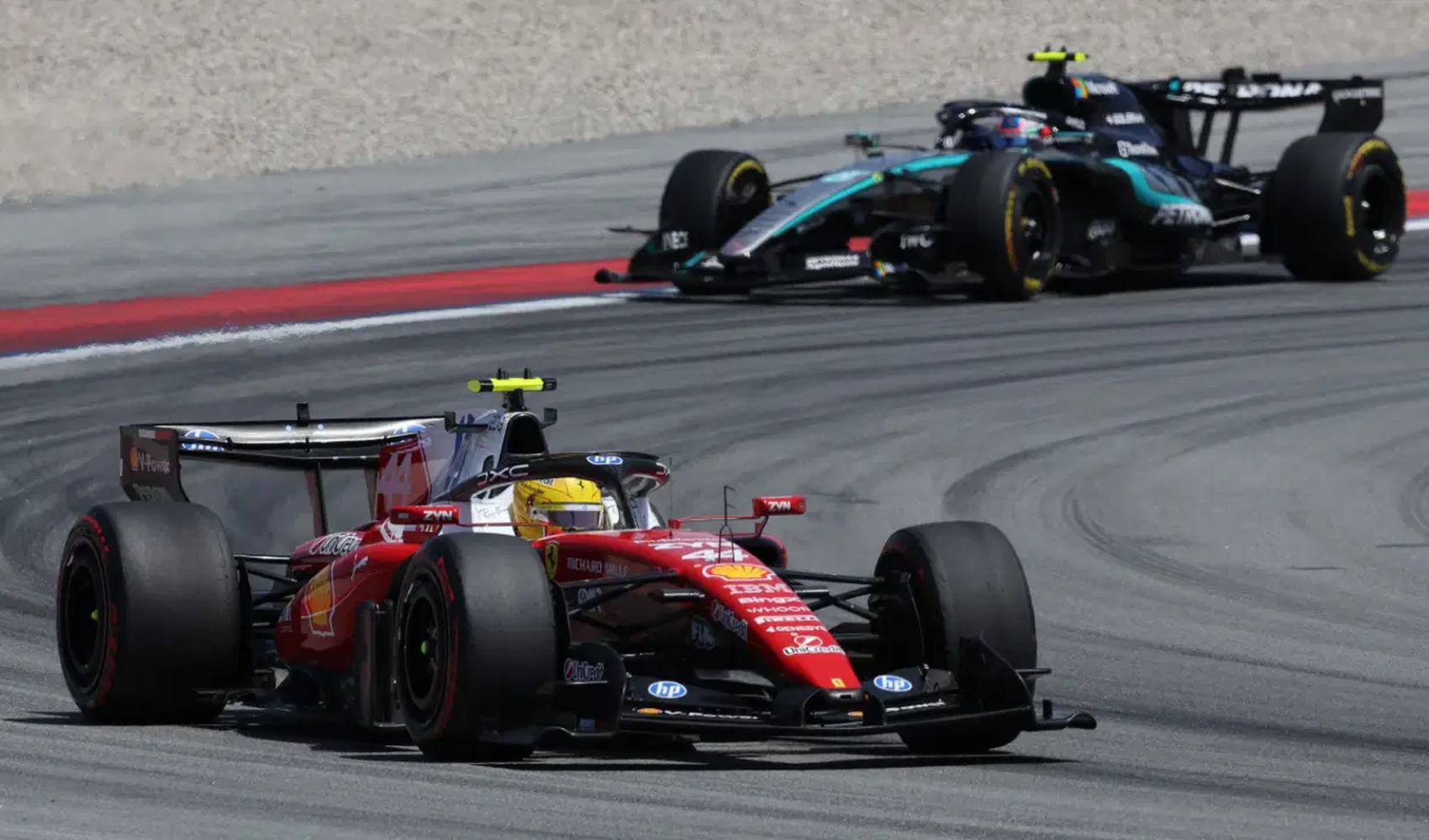 Lewis Hamilton, İspanya Grand Prix'sinde Ferrari ile ilk kez zirvede