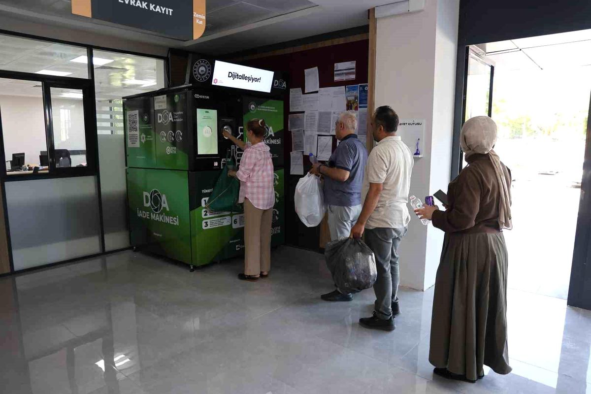 Elazığ'da depozito iade cihazları vatandaşlardan yoğun ilgi görüyor