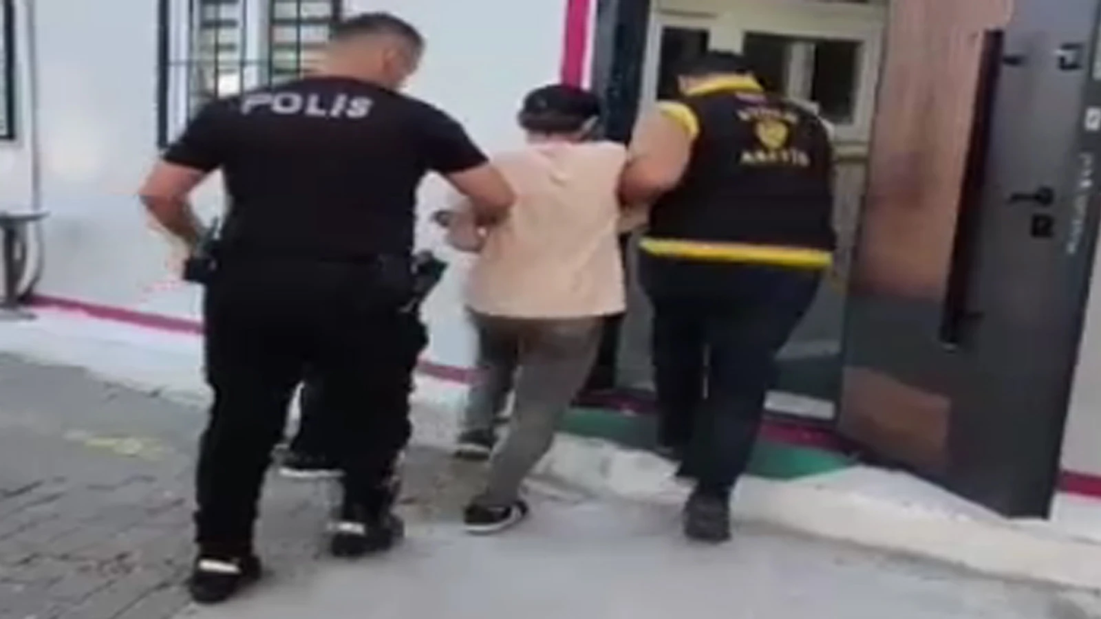 Aydın'da cezaevi firarisi ile 12 yıl 4 ay 22 gün cezası ile aranan firari yakalandı
