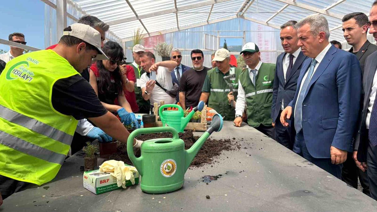 Ekrandan toprağa: İzmir'de gençler için 'Doğal Yaşam Köyü' kuruldu