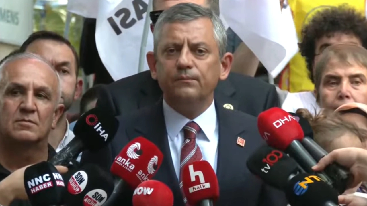 Son Dakika | Özgür Özel'den açlık grevi başlatan öğretmenlere destek ziyareti
