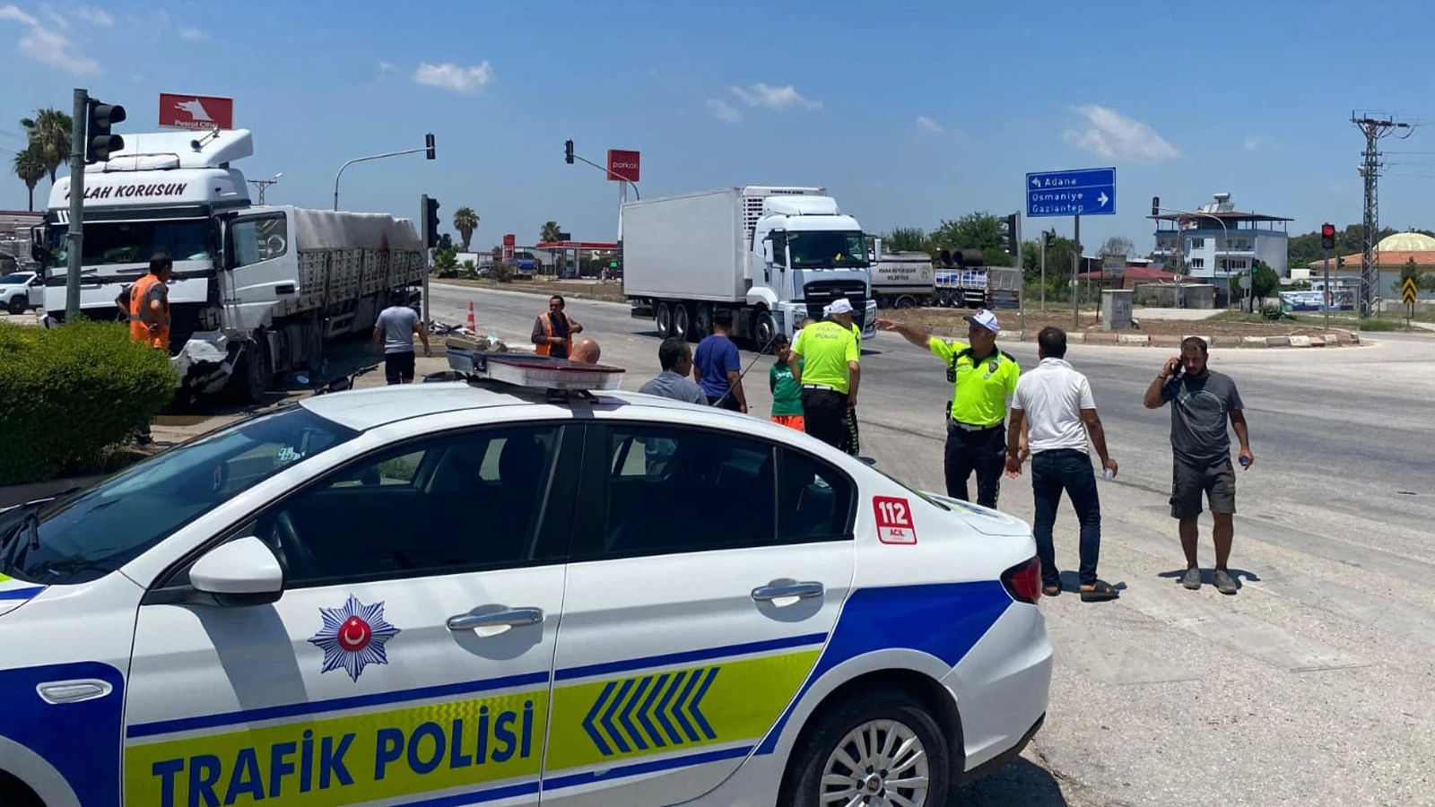 Adana'da tır iki otomobile çarptı: 5 kişi yaralandı