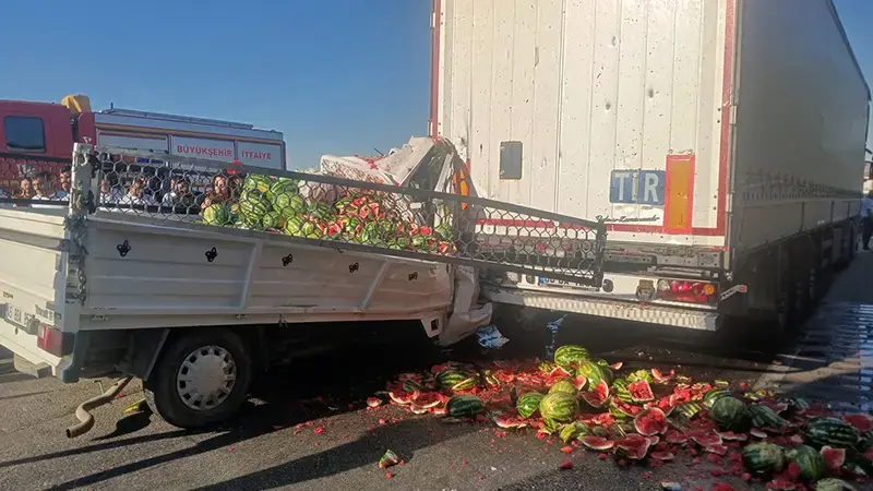 Manisa’da kamyonet, TIR’a arkadan çarptı: 1’i ağır 2 yaralı