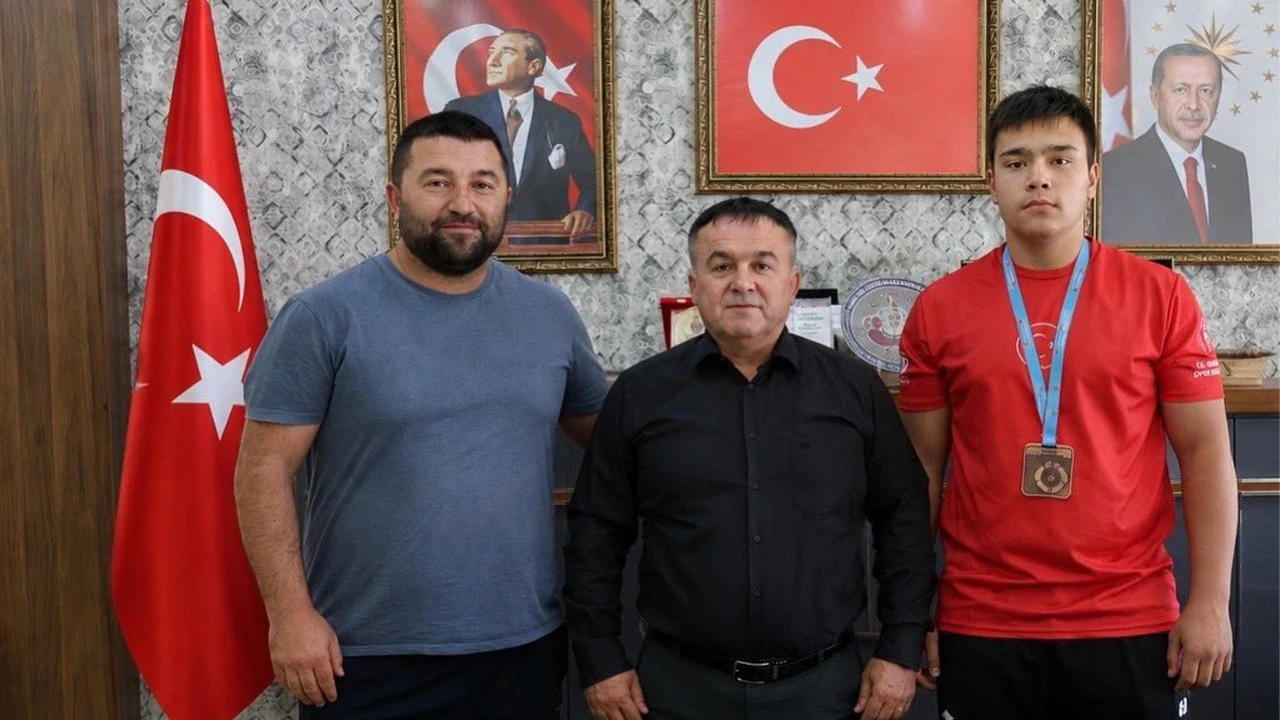 Türkiye üçüncüsü Eymen Efe’den Müdür Demir’e ziyaret