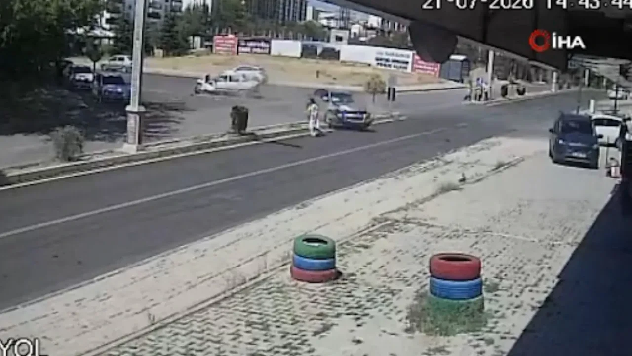 Aynı sokakta, aynı dehşet! 24 saatte ikinci kaza: O anlar kamerada