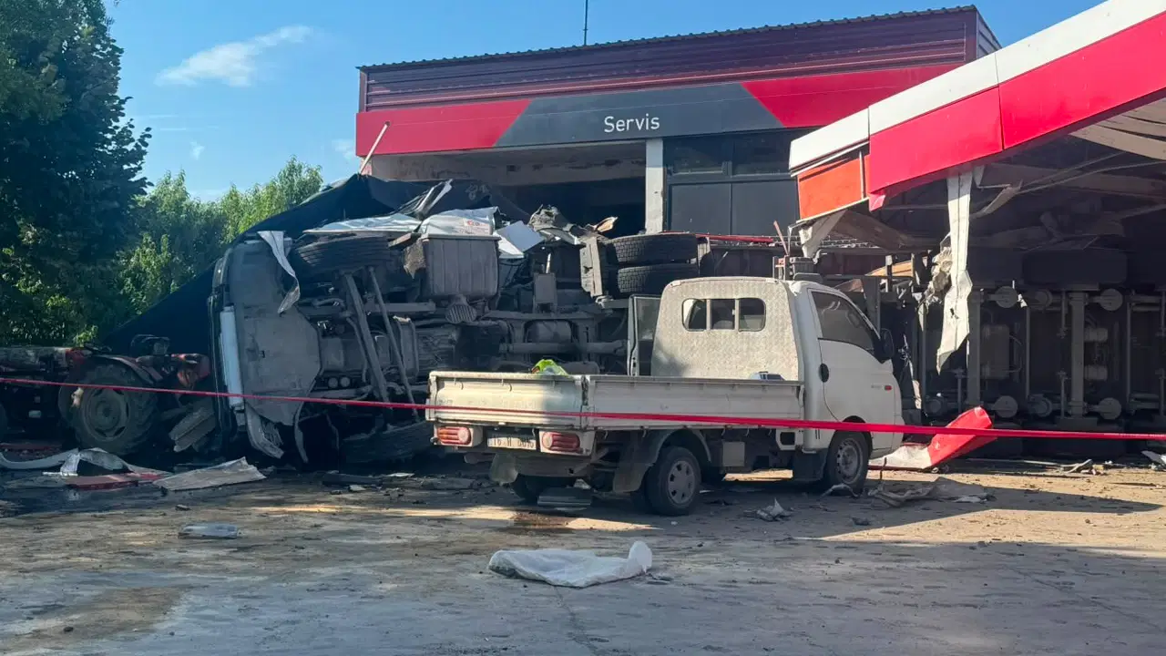 Kömür yüklü TIR, akaryakıt istasyonuna girdi: 1 ölü, 2 yaralı