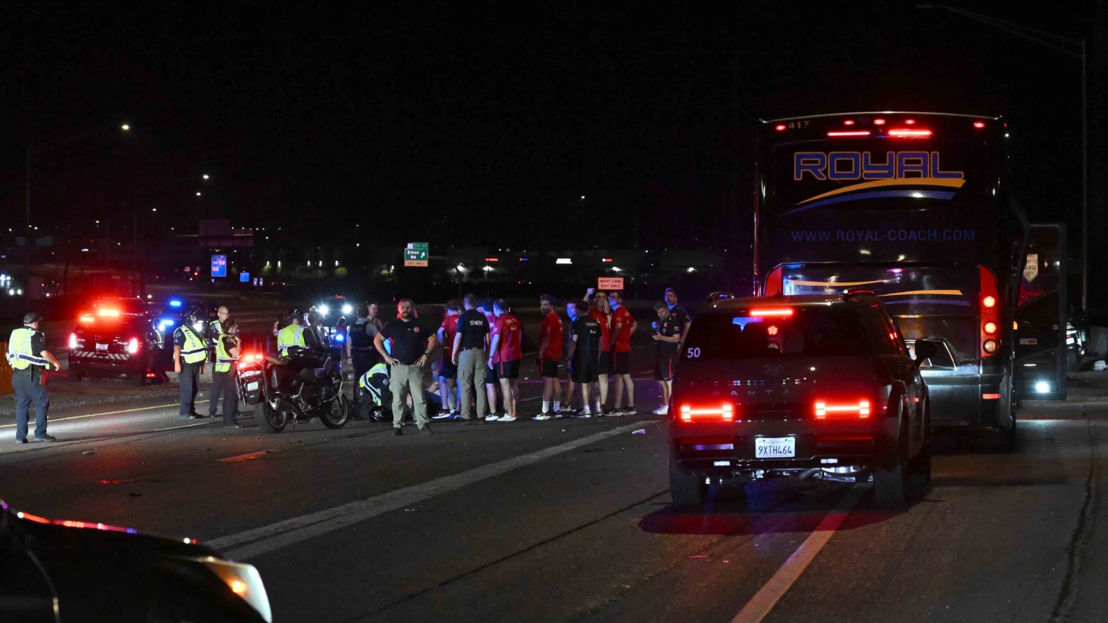 A Milli Takım'a eşlik eden motosikletli polis kaza yaptı, milli takım kafilesi yardıma koştu