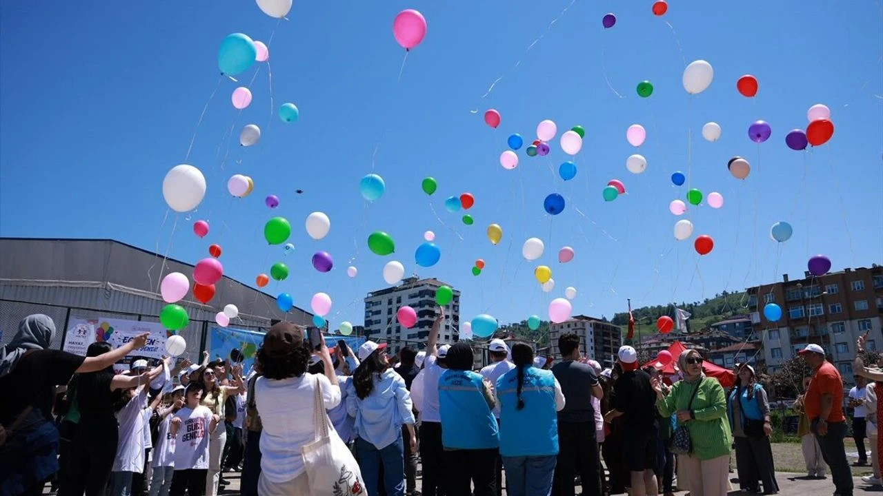 Rize'de lösemiyi yenen çocuk için gökyüzüne balon bırakıldı